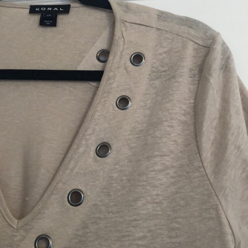 Koral v-neck tee